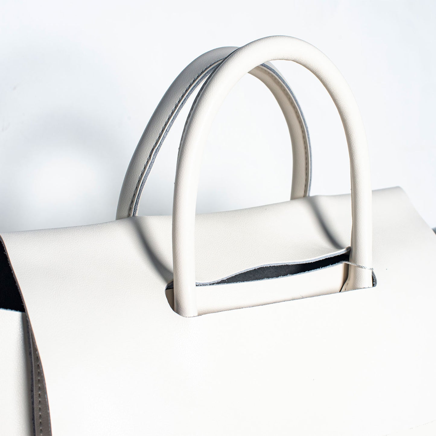 WHITE MODERN TOTE BAG WITH REMOVABLE PURSE